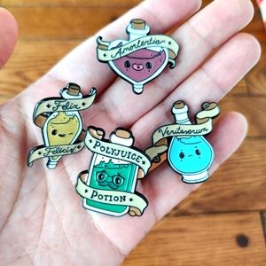 Set of 4 Harry Potter pins - New